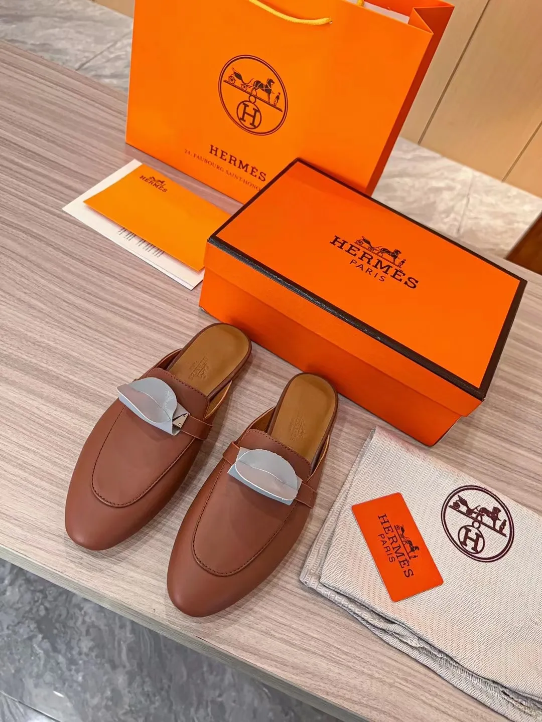 👟👟Ex-factory price 480👟👟 2023 product Hermes new genuine handmade shoes, purely handmade, a must-collect item! The perfect holiday accessory! Our pursuit of quality products is always the best! Don't give in! Comfort and originality, not following trends, and not deliberately expressing oneself are the consistent pursuits of Hermes and its fans!  [Material] ✅Upper: Hermers original calfskin ✅Foot pads: Made of imported original fabric with 5D color printing ✅Outsole: Italian genuine leather outsole (pursuing top walking comfort) [Number of yards] 35-42 [Packaging] With original packaging